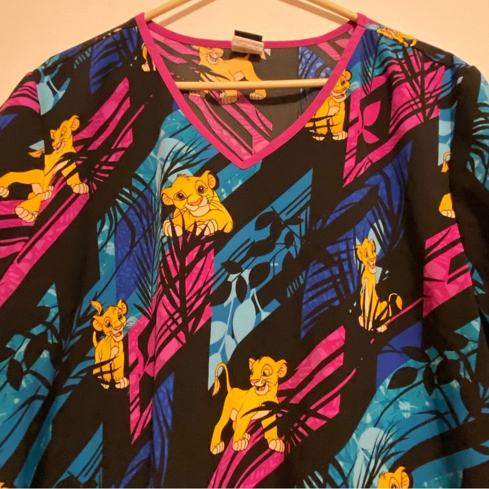 Disney Scrub Top Size XL Lion King Pullover Short Sleeve multi Colors Pockets